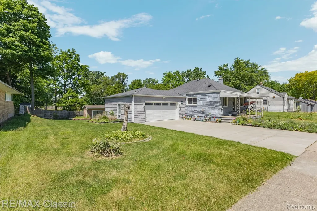 32417 Linderman Avenue Warren City MI 48093