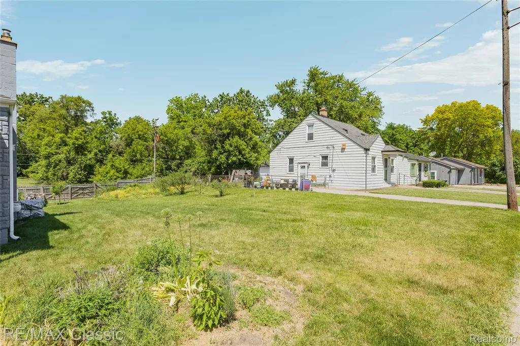 32417 Linderman Avenue Warren City MI 48093