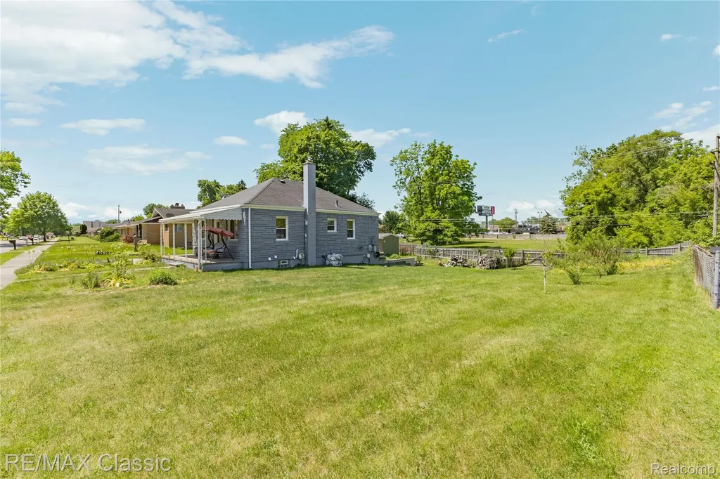 32417 Linderman Avenue Warren City MI 48093