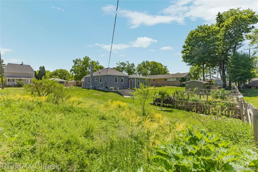 32417 Linderman Avenue Warren City MI 48093