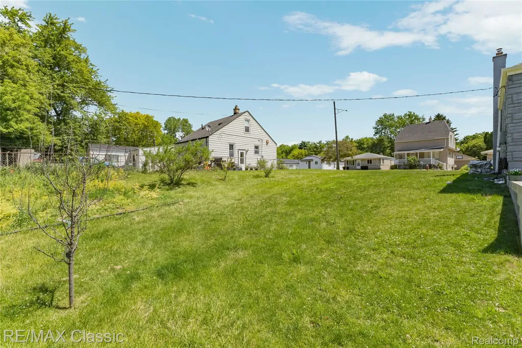 32417 Linderman Avenue Warren City MI 48093