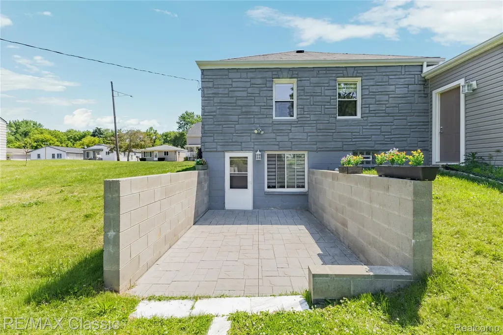 32417 Linderman Avenue Warren City MI 48093