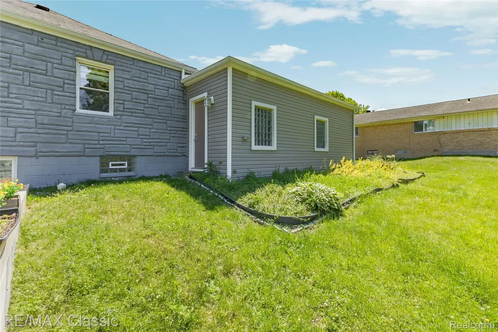 32417 Linderman Avenue Warren City MI 48093