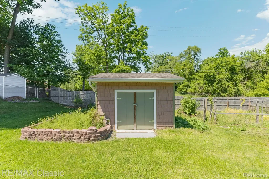 32417 Linderman Avenue Warren City MI 48093