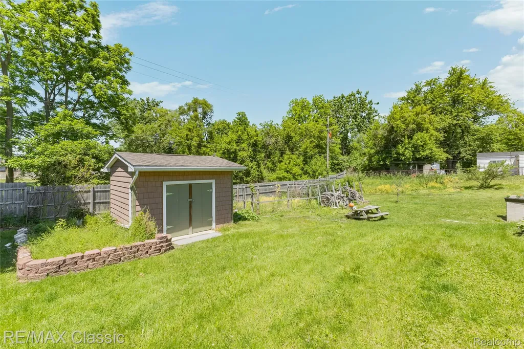 32417 Linderman Avenue Warren City MI 48093