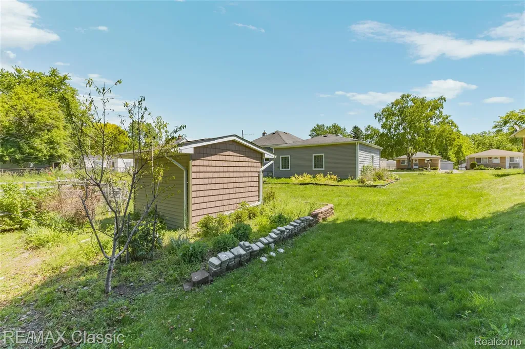 32417 Linderman Avenue Warren City MI 48093