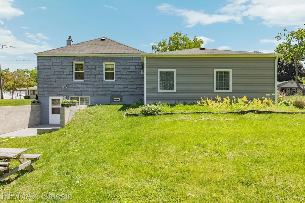 32417 Linderman Avenue Warren City MI 48093