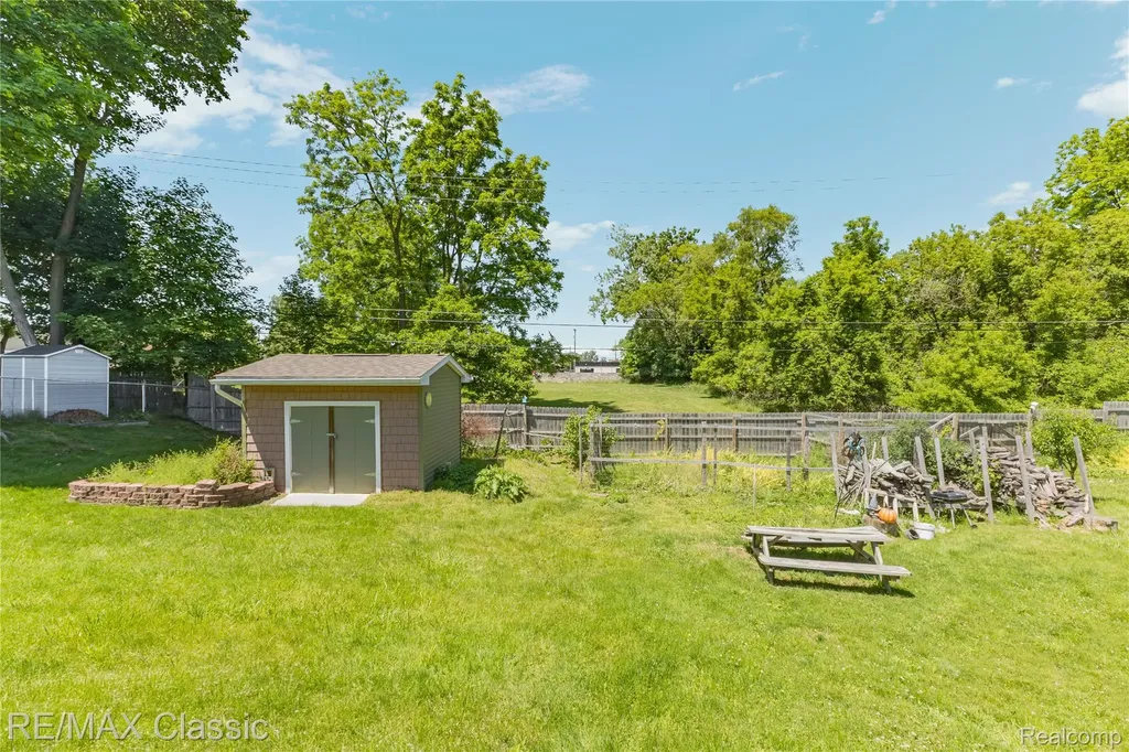 32417 Linderman Avenue Warren City MI 48093