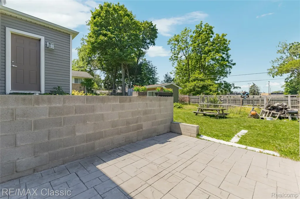 32417 Linderman Avenue Warren City MI 48093