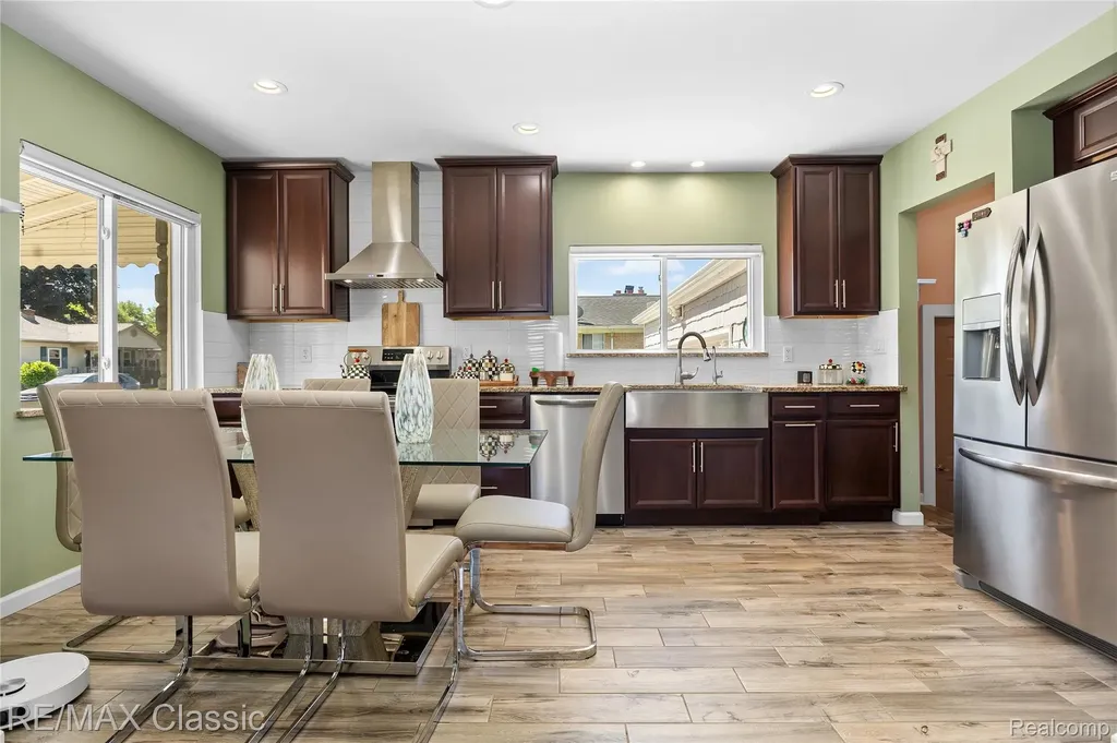 32417 Linderman Avenue Warren City MI 48093