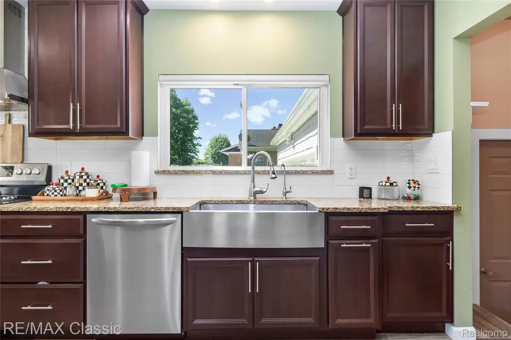 32417 Linderman Avenue Warren City MI 48093