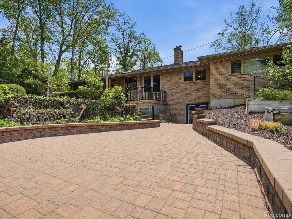 10839 9 Mile Road Green Oak Township MI 48189