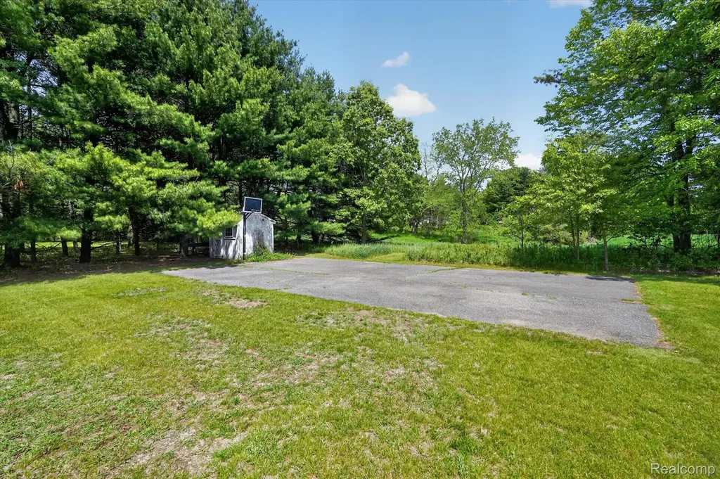 2724 Ore Valley Drive Hartland Township MI 48353