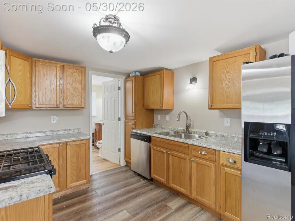 1437 E Parkwood Avenue Burton City MI 48529