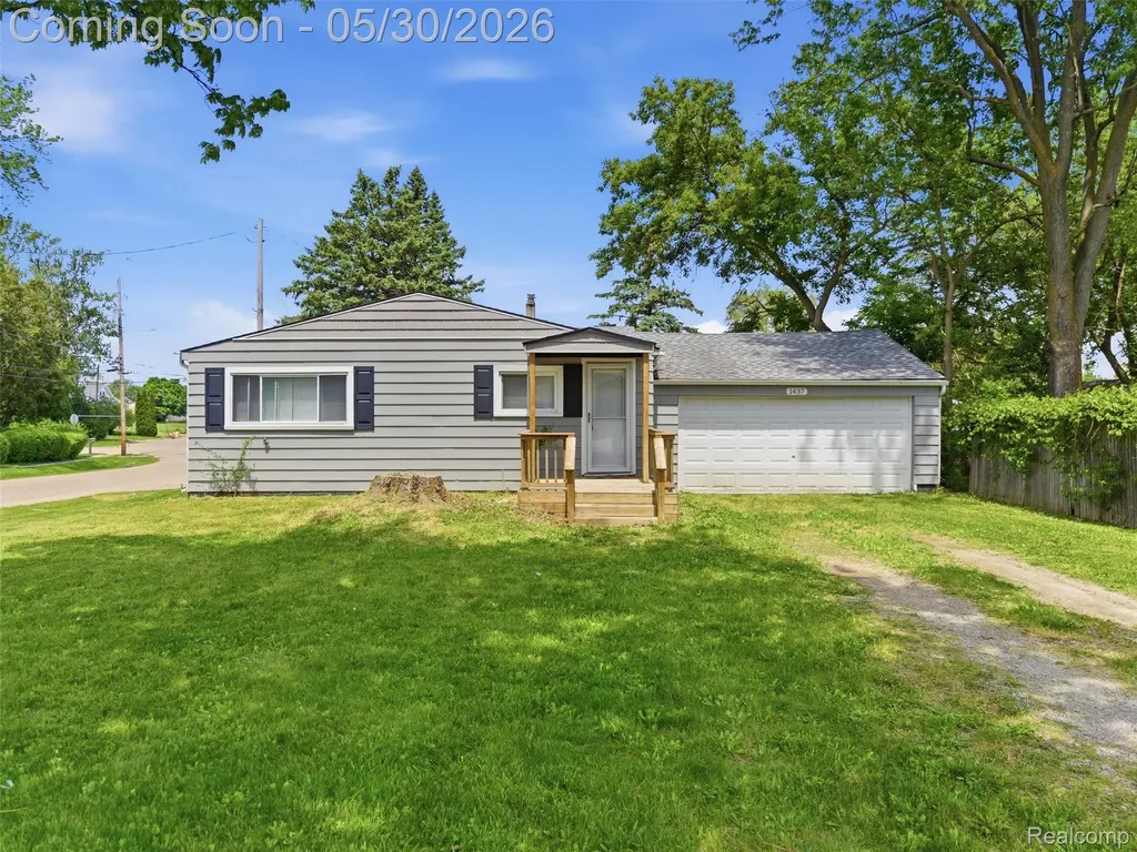 1437 E Parkwood Avenue Burton City MI 48529