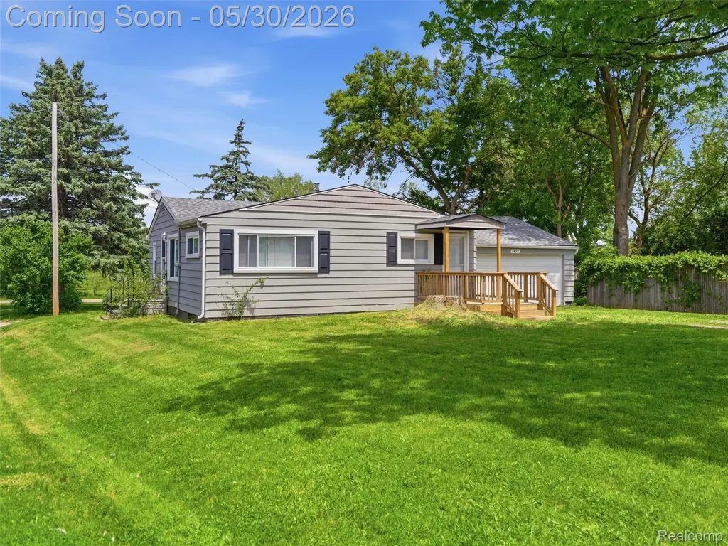 1437 E Parkwood Avenue Burton City MI 48529