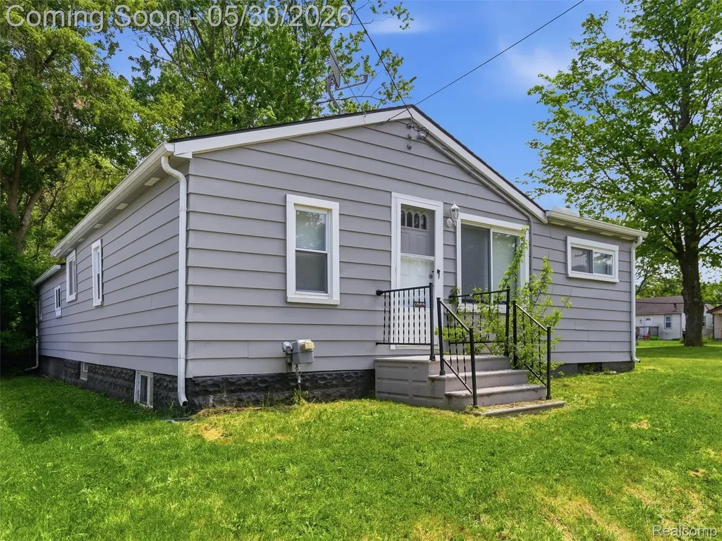 1437 E Parkwood Avenue Burton City MI 48529