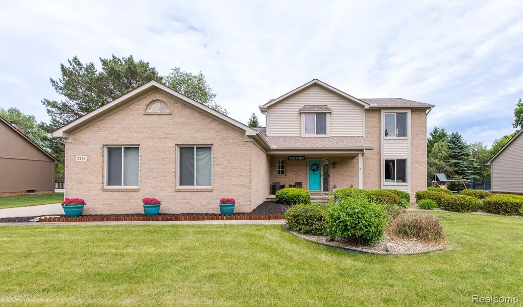 2241 Elkridge Circle Highland Charter Township MI 48356