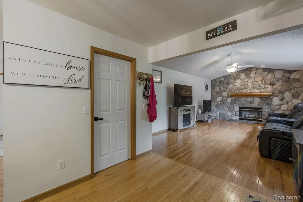 2241 Elkridge Circle Highland Charter Township MI 48356