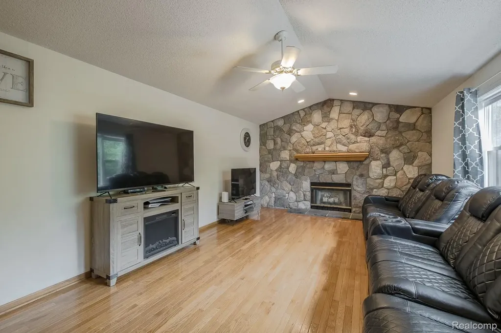 2241 Elkridge Circle Highland Charter Township MI 48356