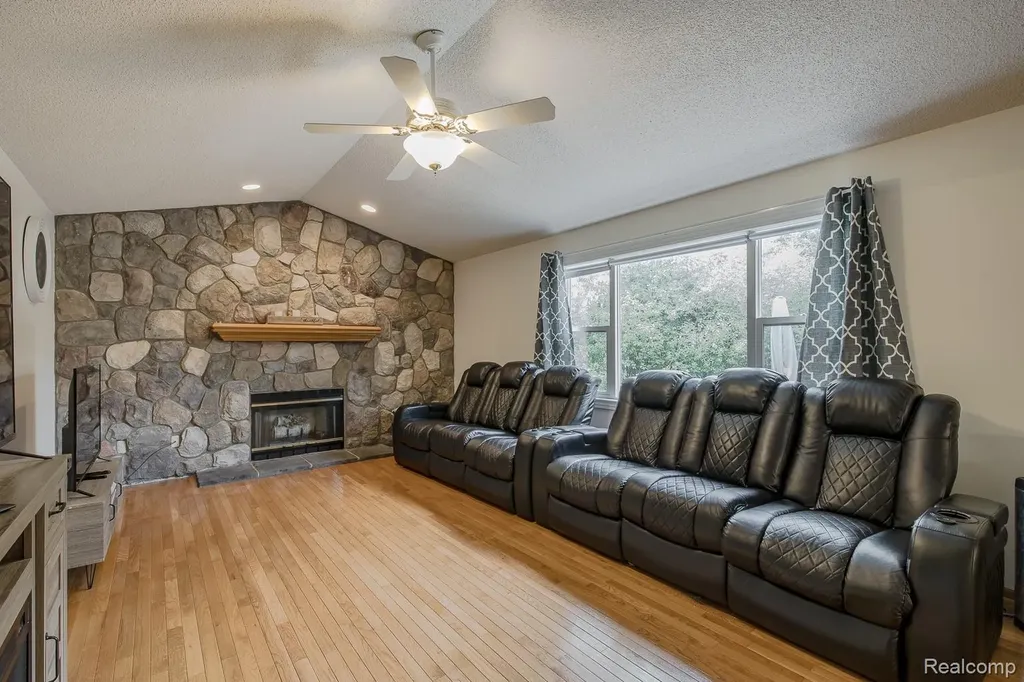 2241 Elkridge Circle Highland Charter Township MI 48356