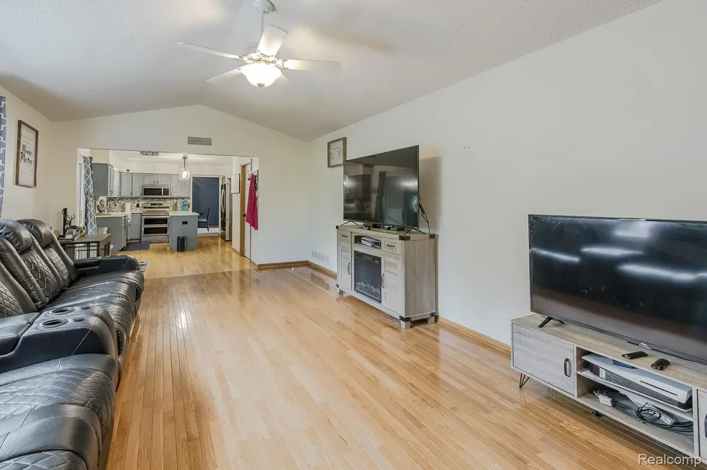2241 Elkridge Circle Highland Charter Township MI 48356