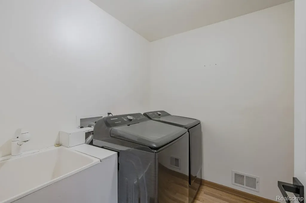 2241 Elkridge Circle Highland Charter Township MI 48356