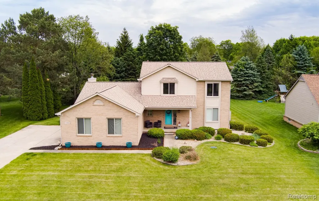 2241 Elkridge Circle Highland Charter Township MI 48356