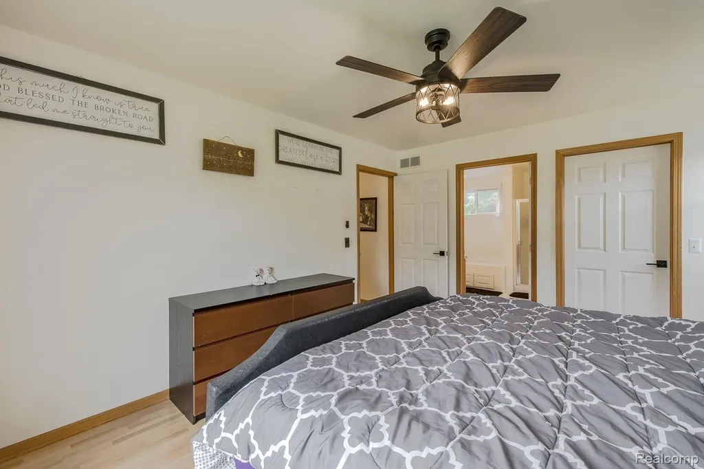 2241 Elkridge Circle Highland Charter Township MI 48356
