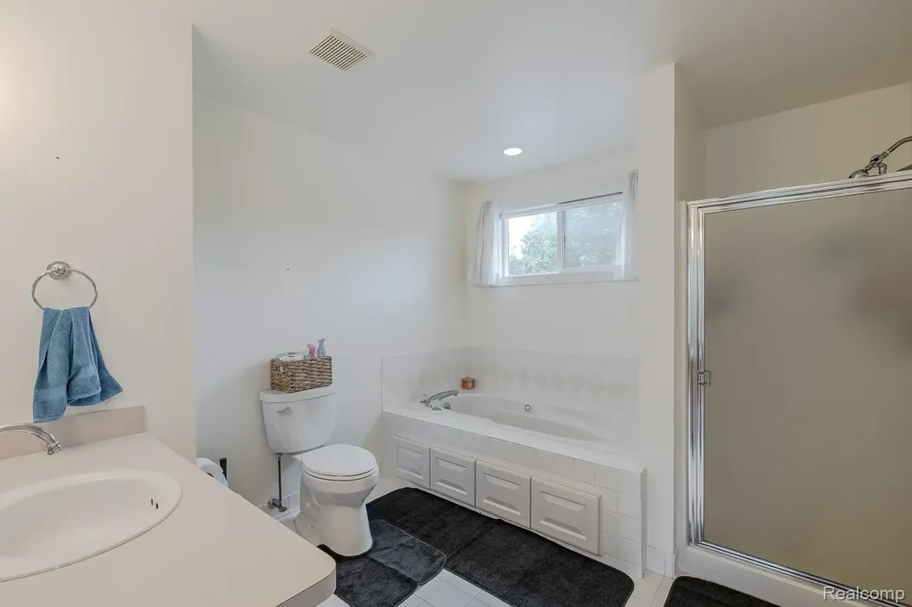 2241 Elkridge Circle Highland Charter Township MI 48356