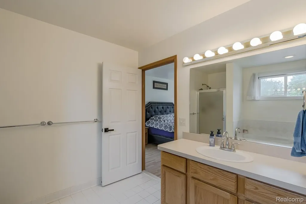 2241 Elkridge Circle Highland Charter Township MI 48356