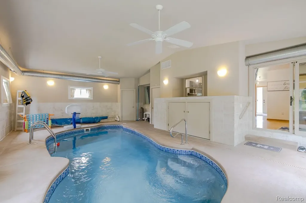 2241 Elkridge Circle Highland Charter Township MI 48356