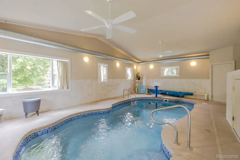 2241 Elkridge Circle Highland Charter Township MI 48356