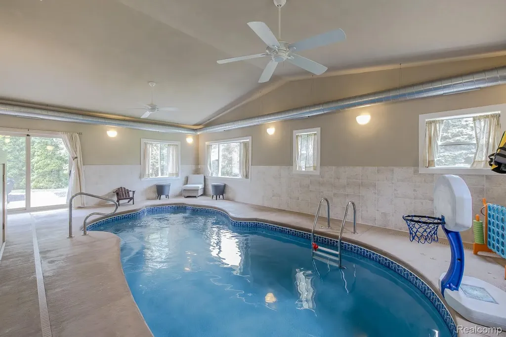 2241 Elkridge Circle Highland Charter Township MI 48356