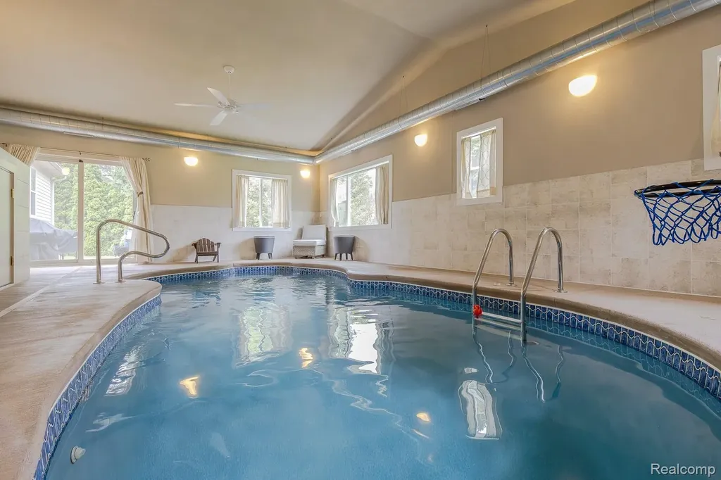 2241 Elkridge Circle Highland Charter Township MI 48356
