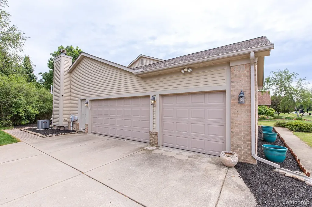 2241 Elkridge Circle Highland Charter Township MI 48356