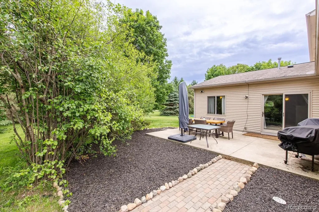 2241 Elkridge Circle Highland Charter Township MI 48356