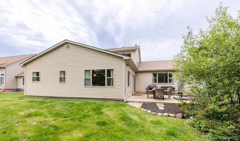 2241 Elkridge Circle Highland Charter Township MI 48356
