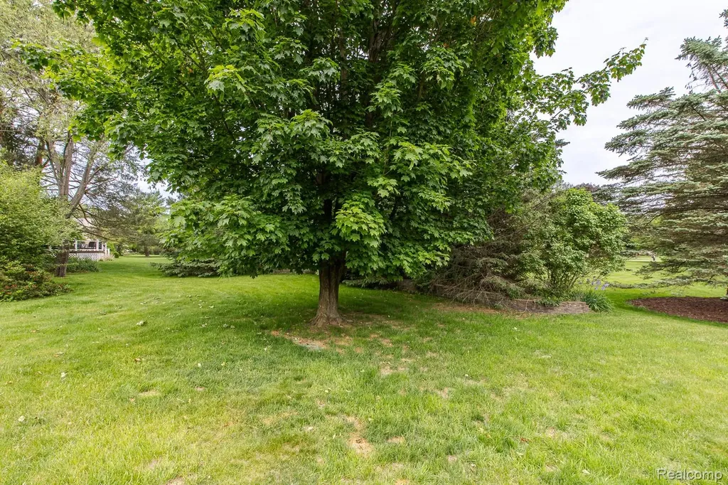 2241 Elkridge Circle Highland Charter Township MI 48356
