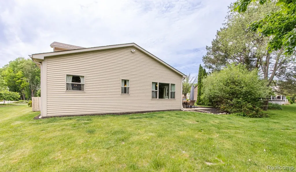 2241 Elkridge Circle Highland Charter Township MI 48356