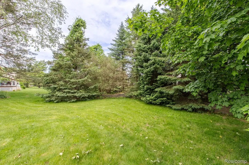 2241 Elkridge Circle Highland Charter Township MI 48356