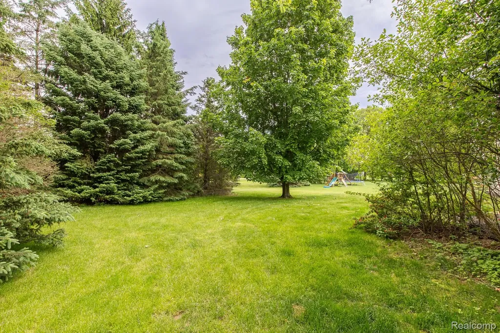 2241 Elkridge Circle Highland Charter Township MI 48356