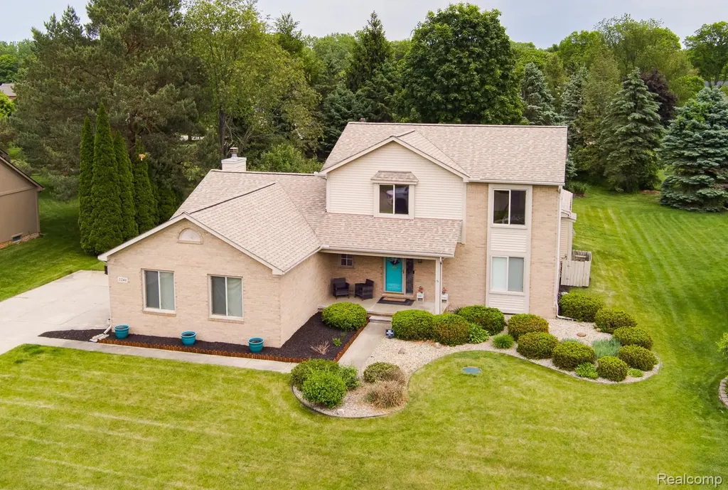 2241 Elkridge Circle Highland Charter Township MI 48356