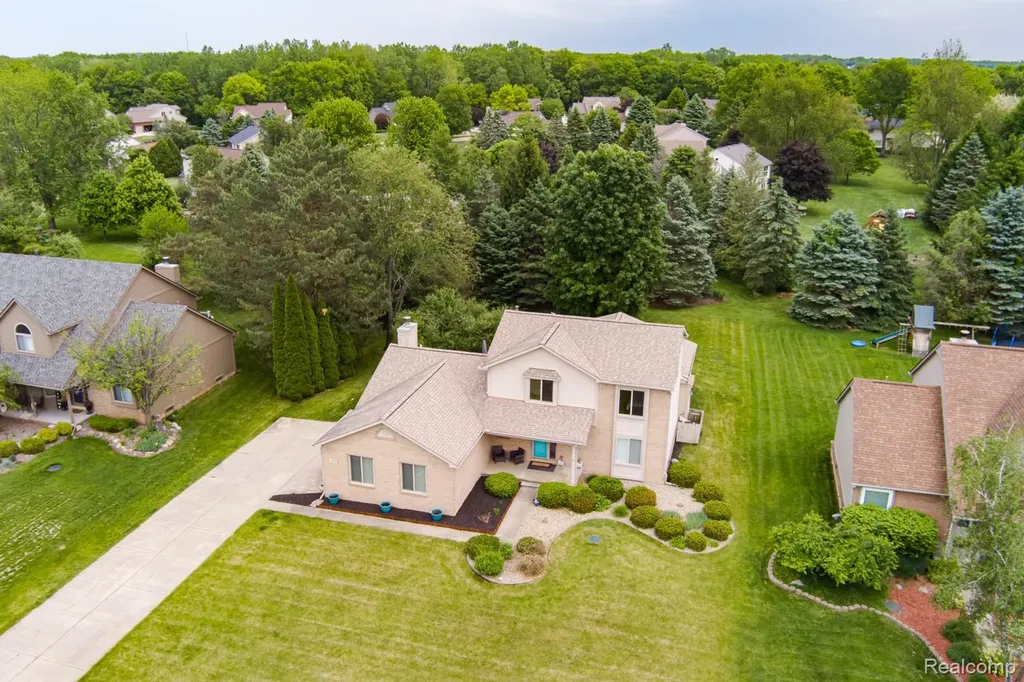2241 Elkridge Circle Highland Charter Township MI 48356