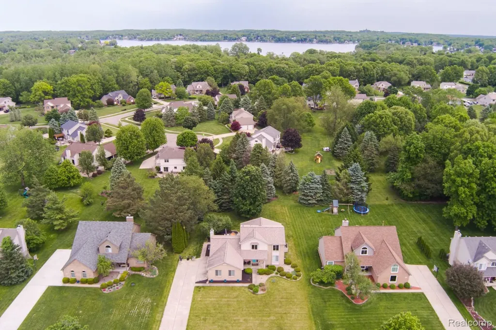 2241 Elkridge Circle Highland Charter Township MI 48356