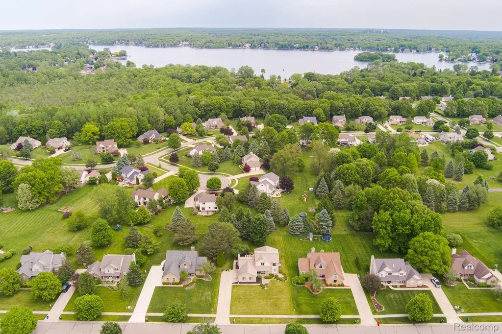 2241 Elkridge Circle Highland Charter Township MI 48356