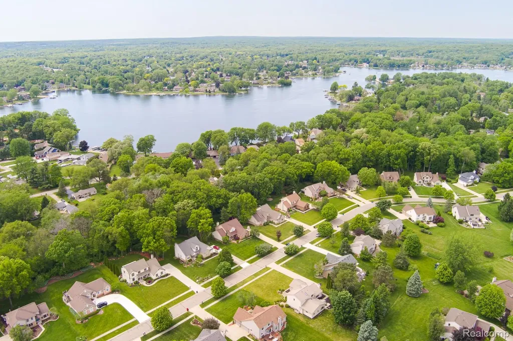 2241 Elkridge Circle Highland Charter Township MI 48356