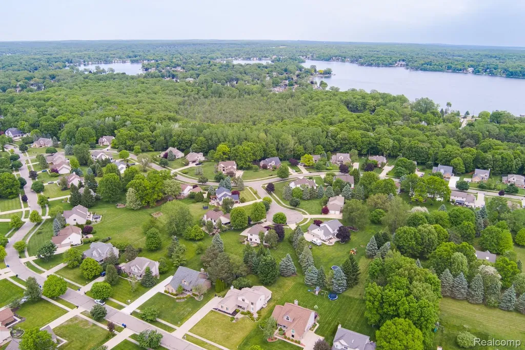 2241 Elkridge Circle Highland Charter Township MI 48356