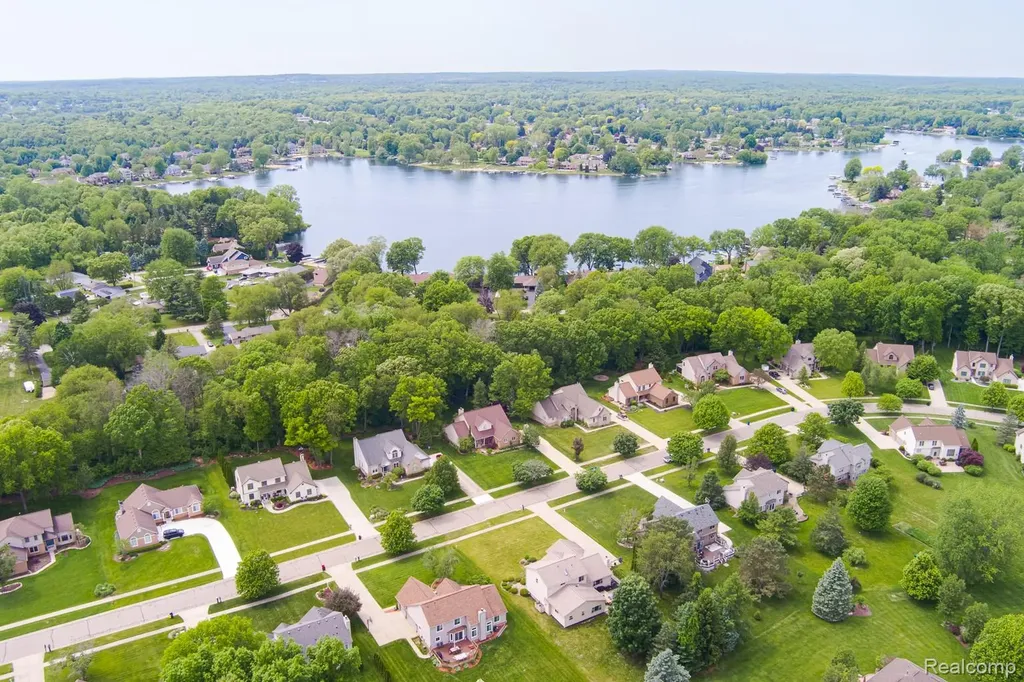 2241 Elkridge Circle Highland Charter Township MI 48356