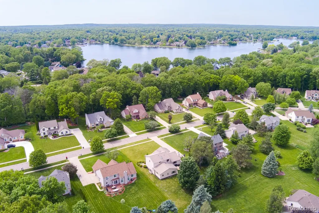 2241 Elkridge Circle Highland Charter Township MI 48356